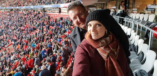 Anni Perka und Jens Seidler von den „alpha Autogrammstunden“-Touren beim FC Bayern München.
