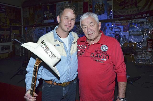 Gus Backus (rechts) und sein Sohn Jeffrey im Rattlesnake Saloon in München im Jahr 2016. Gus Backus (rechts) und sein Sohn Jeffrey im Rattlesnake Saloon in München im Jahr 2016.