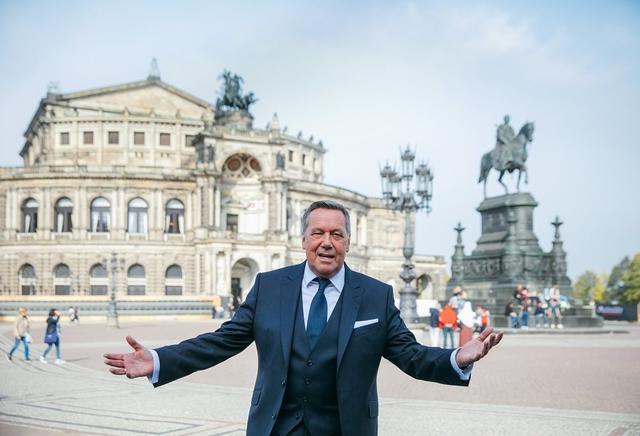 Roland Kaiser präsentiert den Semperopernball 2020 aus Dresden. Roland Kaiser präsentiert den Semperopernball 2020 aus Dresden.