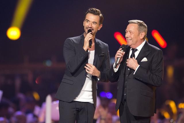 Florian Silbereisen rollt Roland Kaiser in der ARD-TV-Show „Alle singen Kaiser“ den roten Teppich aus.