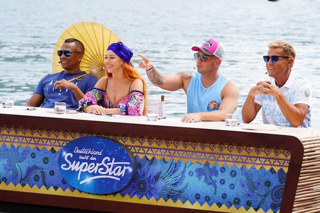 Die „DSDS“-Jury (v.l.) Xavier Naidoo, Oana Nechiti, Pietro Lombardi und Dieter Bohlen am ersten Set des Auslands-Recalls in Thailand vor dem Floß-Hotel „The Greenery Panvaree“.