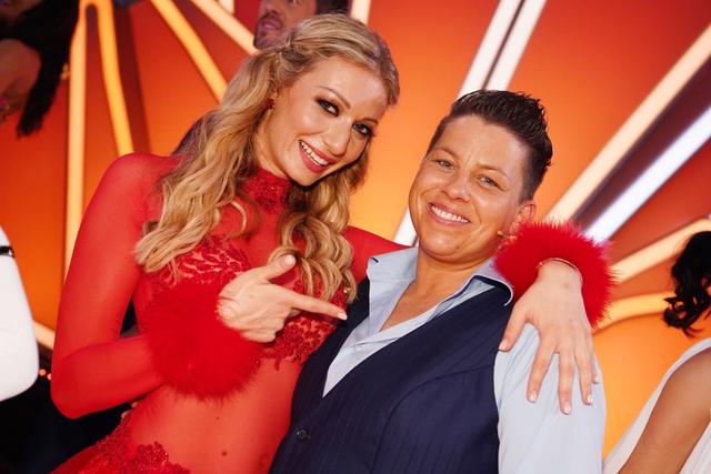 Regina Luca und Kerstin Ott tanzen bei  „Let's Dance“.