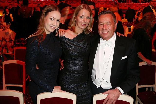 Roland Kaiser, Frau Silvia und Tochter Annalena beim Semperopernball 2018.