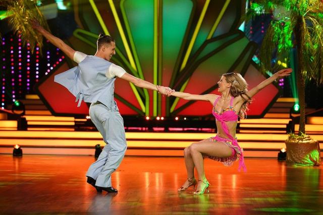 Ella Endlich und Valentin Lusin tanzen Salsa. Ella Endlich und Valentin Lusin tanzen Salsa.