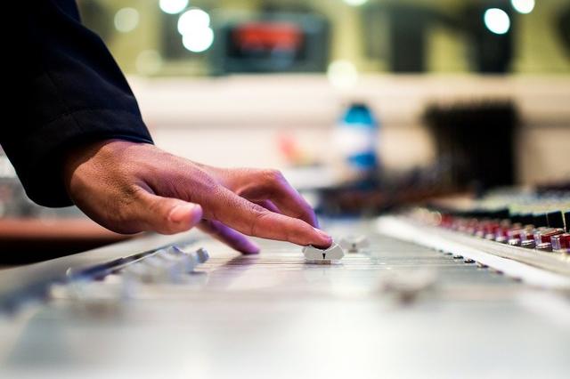 Egal ob Musikproduzent oder Musikagent - wird das der neue Hauptberuf, wandelt sich der Star zum Unternehmer. Egal ob Musikproduzent oder Musikagent - wird das der neue Hauptberuf, wandelt sich der Star zum Unternehmer.