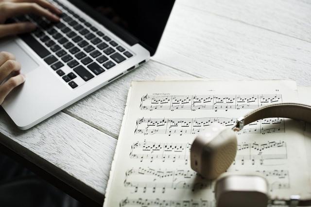 Komponisten und Songwriter schreiben Songs für Stars – ohne dabei öffentlich in Erscheinung zu treten. Bekannt sind sie wohl. Auf der Bühne jedoch sieht man sie nicht. Komponisten und Songwriter schreiben Songs für Stars – ohne dabei öffentlich in Erscheinung zu treten. Bekannt sind sie wohl. Auf der Bühne jedoch sieht man sie nicht.