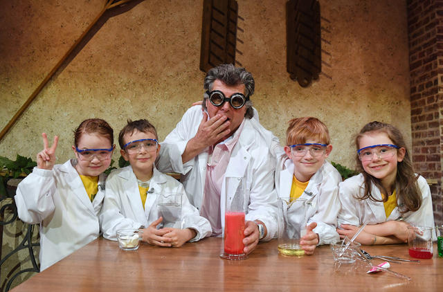 Andy Borg (Mi.) wagt mit den Kindern Manuel, Marlene, Justus und Milena ein Experiment. Andy Borg (Mi.) wagt mit den Kindern Manuel, Marlene, Justus und Milena ein Experiment.