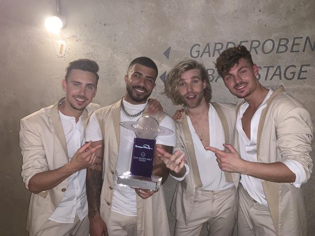 Feuerherz mit ihrem „Schlagerplanet-Award“ für die Band des Jahres 2019. Feuerherz mit ihrem „Schlagerplanet-Award“ für die Band des Jahres 2019.
