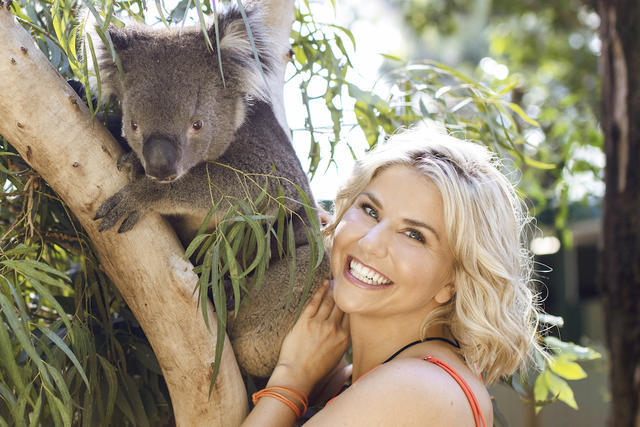Beatrice Egli (rechts) mit einem Koalabär. 