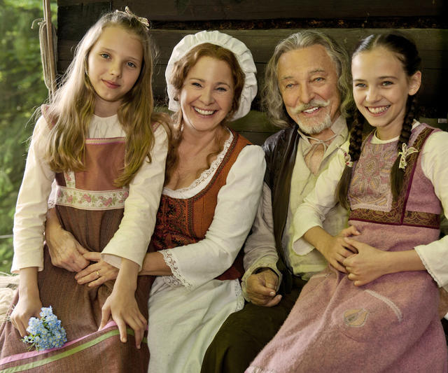 Barborka (Charlotte Ella Gottová, rechts) und ihre Freundin (Nelly Sofie Gottová, links) sind gern bei Großvater (Karel Gott) und Großmutter (Kamila Magálová) in der Schmiede. Barborka (Charlotte Ella Gottová, rechts) und ihre Freundin (Nelly Sofie Gottová, links) sind gern bei Großvater (Karel Gott) und Großmutter (Kamila Magálová) in der Schmiede.