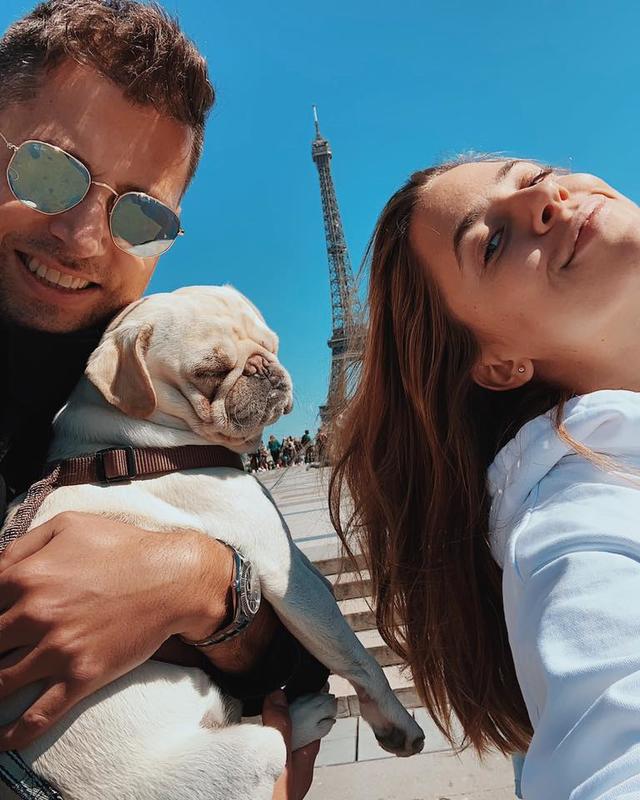 Vanessa Mai mit ihrem Mann Andreas Ferber und Mops Ikaro in Paris. 