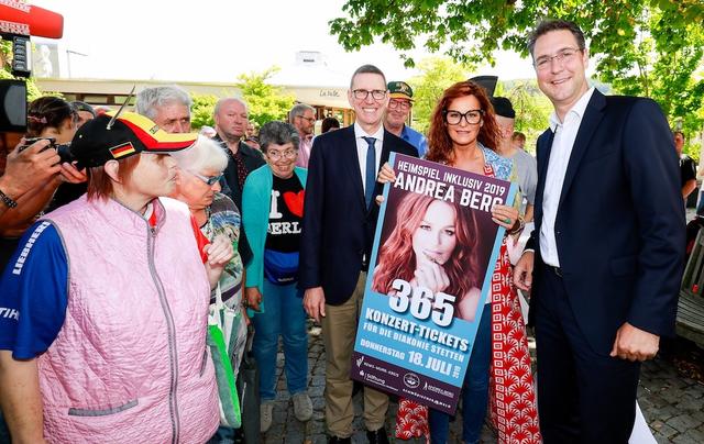 Andrea Berg bei der symbolischen Übertgabe der Konzerttickets. Andrea Berg bei der symbolischen Übertgabe der Konzerttickets.
