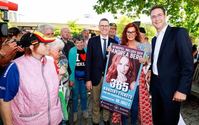 Andrea Berg bei der symbolischen Übertgabe der Konzerttickets. 