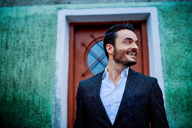 Giovanni Zarrellas neuer Song „Senza te“ sorgt für Freude bei den Fans und dem Team des Musikers. Giovanni Zarrellas neuer Song „Senza te“ sorgt für Freude bei den Fans und dem Team des Musikers.