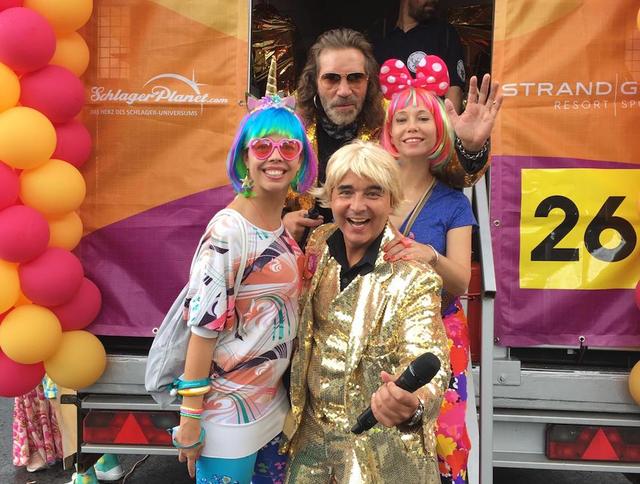 Beste Stimmung auf dem „Boerney & the Tri Tops Truck“, auf dem auch die Gewinner des SchlagerPlanet-Gewinnspiels auf Facebook mitfuhren und -schunkelten. Beste Stimmung auf dem „Boerney & the Tri Tops Truck“, auf dem auch die Gewinner des SchlagerPlanet-Gewinnspiels auf Facebook mitfuhren und -schunkelten.