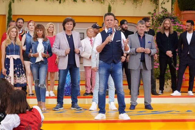 Stefan Mross und seine Kollegen singen ein Abschieds-Lied für Costa Cordalis. Stefan Mross und seine Kollegen singen ein Abschieds-Lied für Costa Cordalis.