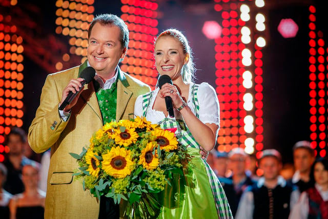 Arnulf Prasch und Stefanie Hertel führen gemeinsam durch die Sendung „Wenn die Musi spielt – Sommer Open Air 2019“ und begrüßen vor der traumhaften Kulisse mitten in den Nockbergen die Stars der volkstümlichen Musik und der Schlagerszene. 
