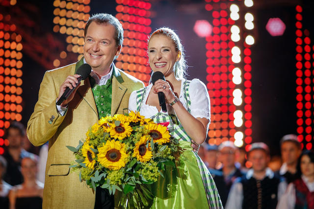 Arnulf Prasch und Stefanie Hertel führen gemeinsam durch die Sendung „Wenn die Musi spielt – Sommer Open Air 2019“ und begrüßen vor der traumhaften Kulisse mitten in den Nockbergen die Stars der volkstümlichen Musik und der Schlagerszene. 