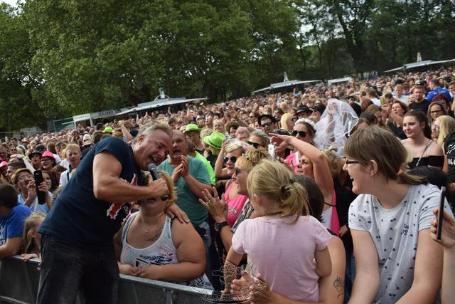 Tim Toupet feiert mit den Fans