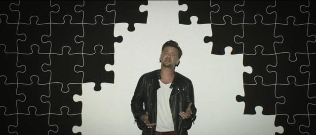 Ben Zucker in seinem neuen Video. Ben Zucker in einem symbolischen Puzzle