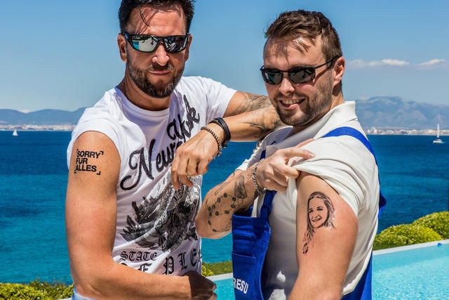 Michael Wendler und Kandidat Niclas zeigen ihre Tattoos. Was wohl dahinter steckt?
