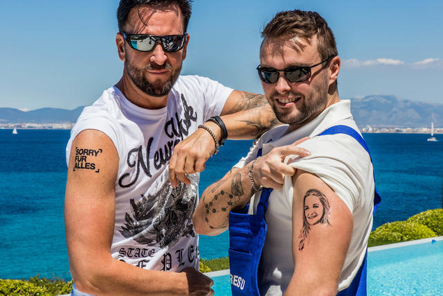 Michael Wendler und Kandidat Niclas zeigen ihre Tattoos. Was wohl dahinter steckt? Michael Wendler und Kandidat Niclas zeigen ihre Tattoos. Was wohl dahinter steckt?