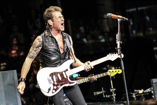 Peter Maffay auf einer Bühne mit Gitarre in der Hand