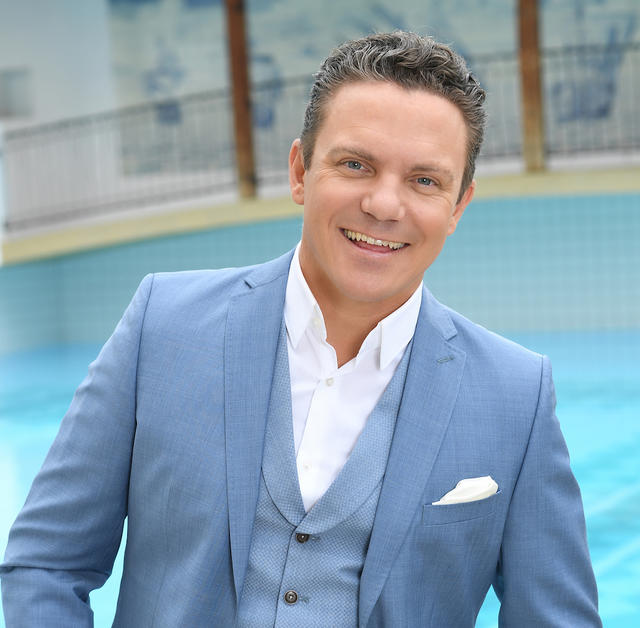 Stefan Mross Stefan Mross im Anzug, lachend