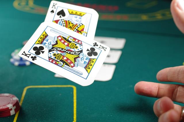 Spielkarten werden auf einen Casinotisch geworfen