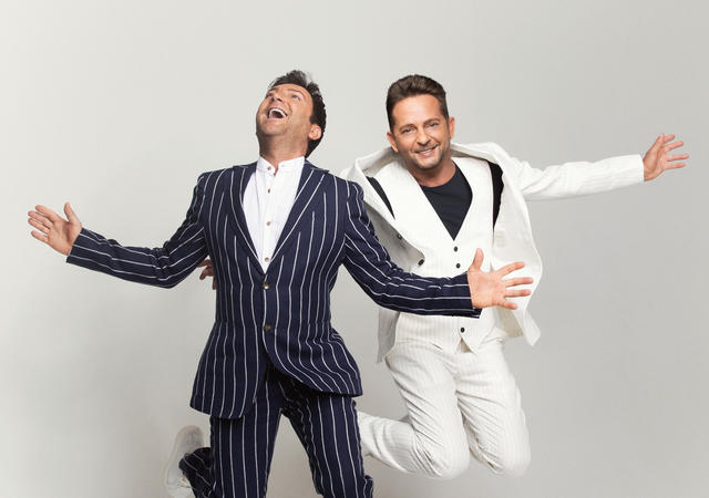 Fantasy haben richtig Grund zum Jubeln: Platz eins in den Album-Charts! Freddy und Martin von Fantasy hüpfen vor Freude