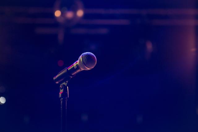 Mikrofon auf einer beleuchteten Bühne