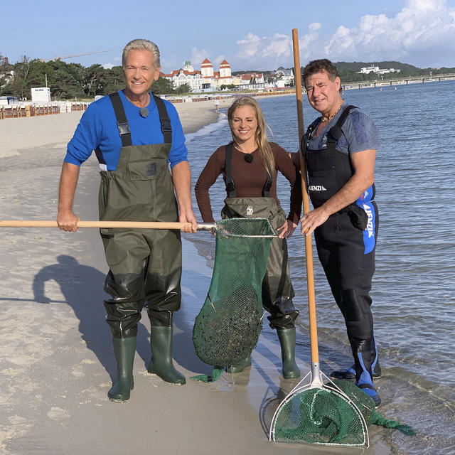 Olaf Berger ist diesmal auf Rügen unterwegs. Olaf Berger am Strand auf Rügen