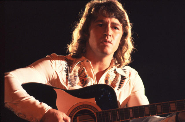 Peter Maffay hatte mit den Liedern „Du“ (1970) und „So bist Du“ (1979) in den 70er Jahren Erfolg. Bild aus „In the Summertime – Die Hits der 70er und ihre Geschichte“ am Samstag im WDR. Junger Peter Maffay in den 70er Jahren mit Gitarre