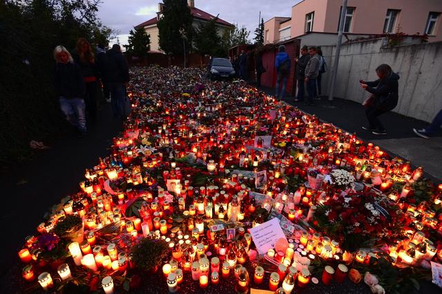 Fans legten vor Karel Gotts Haus tausende Kerzen nieder. Karel Gott Trauer