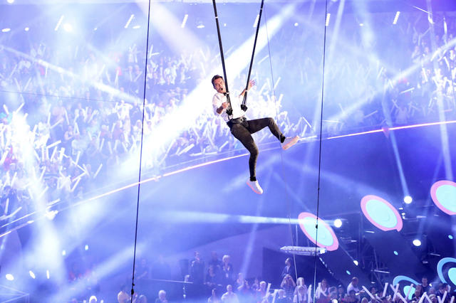 Florian Silbereisen schwebt an Seilen über dem Publikum der Dortmunder Westfalenhalle