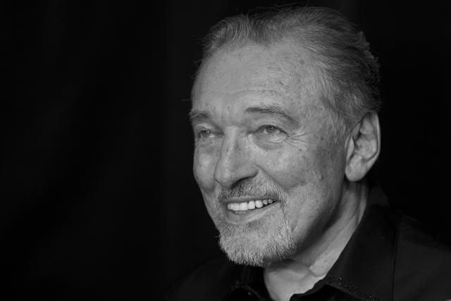 Karel Gott im halb-seitlichen Portrait