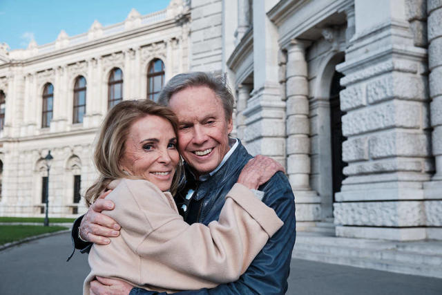 Ingrid und Peter Kraus umarmen sich vor dem Wiener Burgtheater