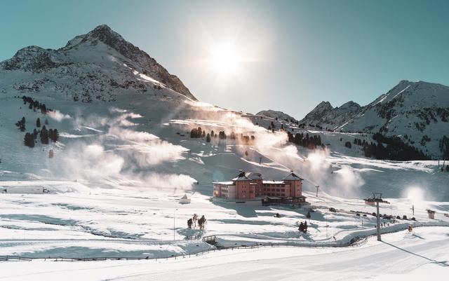 Schneebedecktes Tal in Österreich