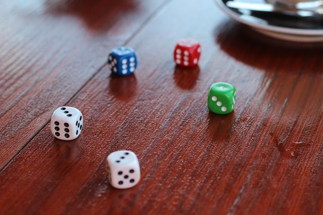 Ob online oder offline – Spielen vertreibt den Herbst-Blues. Würfel auf einem Tisch