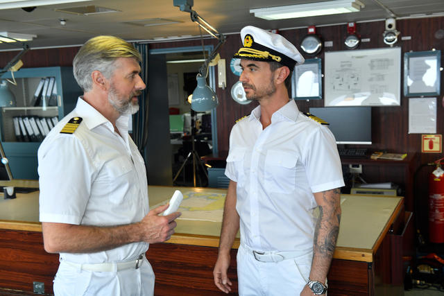 Staff-Kapitän Martin Grimm (Daniel Morgenroth, li.) und Kapitän Max Parger (Florian Silbereisen) geraten auf dem „Traumschiff“ aneinander. 