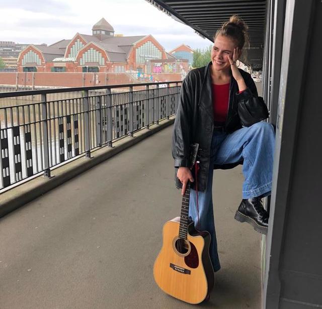 Lara Hulo vor den Deichtorhallen in Hamburg. 