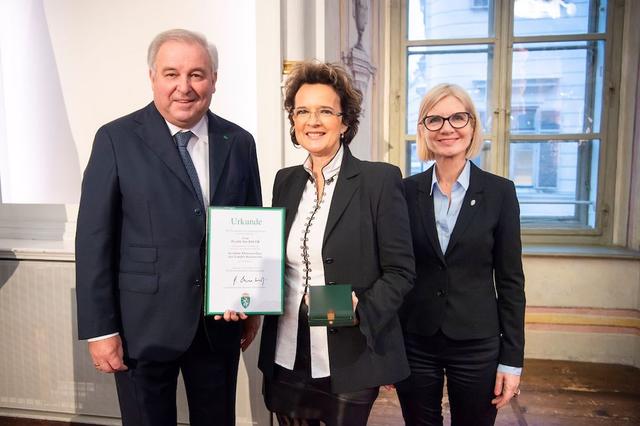 LH Hermann Schützenhofer überreichte mit LT.-Präs. Gabriele Kolar das Goldene Ehrenzeichen an Monika Martin. LH Hermann Schützenhofer überreichte mit LT.-Präs. Gabriele Kolar das Goldene Ehrenzeichen an Monika Martin.