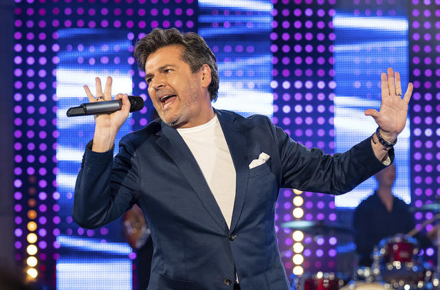 Thomas Anders singt impulsiv in ein Mikrofon