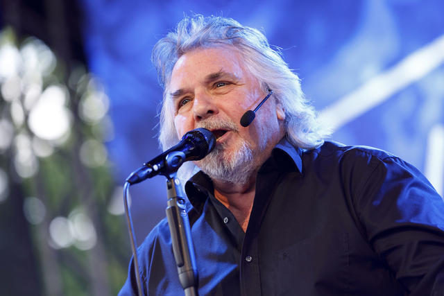 Das heutige Geburtstagskind Tommy Engel. Das heutige Geburtstagskind Tommy Engel singt in ein Mikrofon