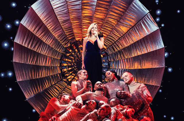 Helene Fischer in einem der vielen atemberaubenden Bühnenbilder der neuen "Helene Fischer Show". Helene Fischer in einem der vielen atemberaubenden Bühnenbilder der neuen "Helene Fischer Show".