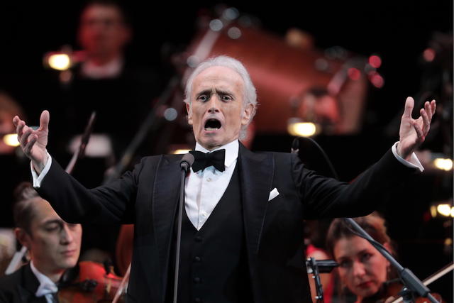 José Carreras veranstaltet seine traditionelle Spenden-Gala zum 25. Mal. José Carreras singend vor einem Orchester