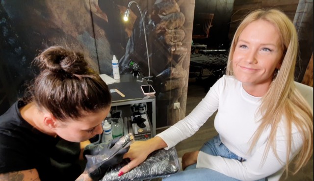 Sonia Liebing beim Tattoo