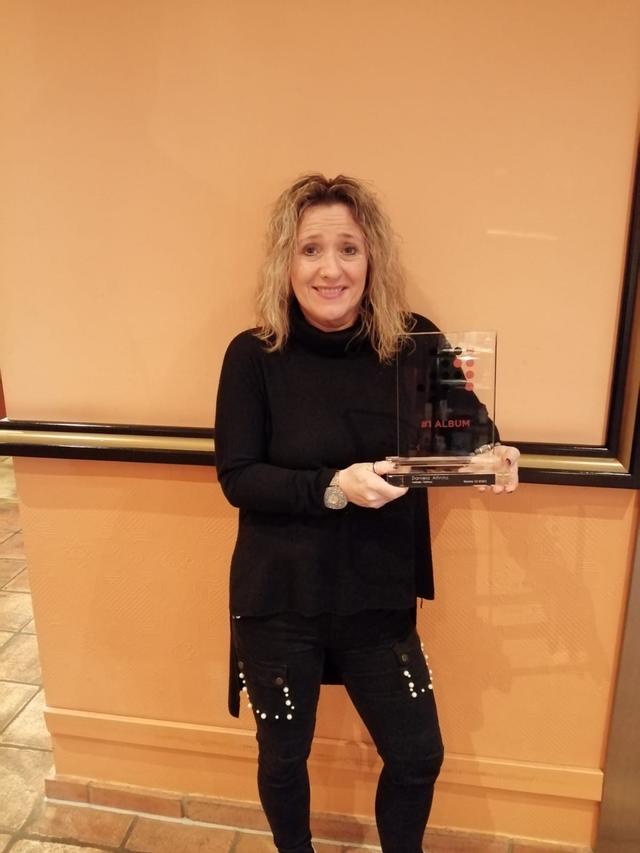 Daniela Alfinito mit dem Preis für den 1. Platz in den offiziellen Album-Charts. Daniela Alfinito mit dem Preis für den 1. Platz in den offiziellen Album-Charts.