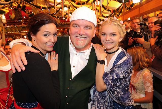 DJ Ötzi mit seiner Frau Sonja und seiner Tochter Lisa-Marie. 
