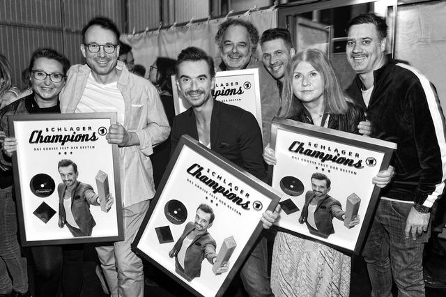 V.l.n.r.: Petra Delmar (Sony Music), Michael Jürgens (Jürgens & Partner), Florian Silbereisen (Entertainer/Showmaster), Peter Dreckmann (MDR), Thorsten Tutzeck (Sony Music), Sultan Alkan (Universal Music) und Daniel Weiskopf (Universal Music) nahmen den Gold-Award für "SCHLAGERCHAMPIONS 2019" entgegen.